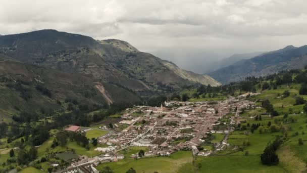 安第斯山区城镇El Cocuy位于哥伦比亚安第斯山脉 空中无人驾驶飞机俯瞰着高山谷地的村庄 — 图库视频影像