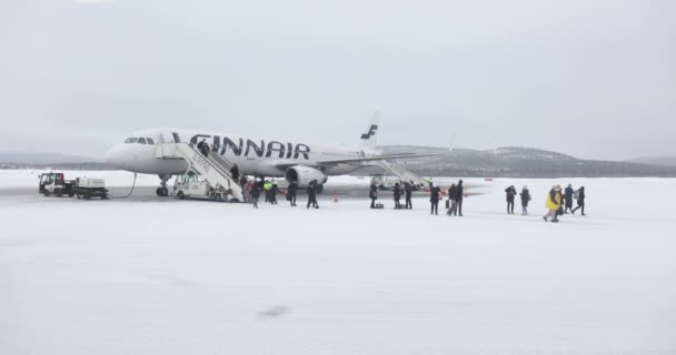 フィンランドのイヴァロ Circa 2022 エアバスA321航空機で分割されたイヴァロ空港からヘルシンキへのFinnair便を搭乗中の乗客 — ストック動画