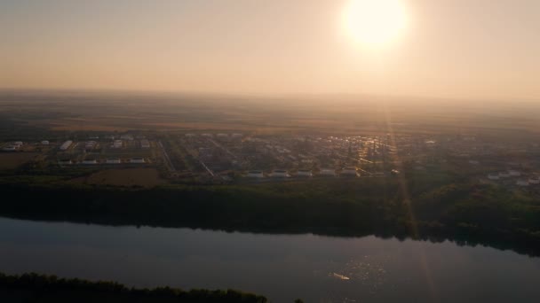 Rafineria Ropy Naftowej Silosy Magazynowania Paliwa Nad Rzeką Zdjęcia Dronów — Wideo stockowe
