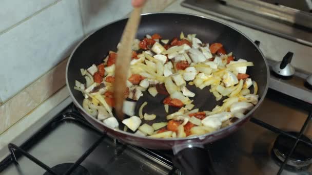 Gotowanie Kiełbasą Cebulą Dodawanie Grzybów Mieszanie — Wideo stockowe