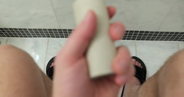 Выбегая Туалетной Бумаги Выбрасывая Пустые Рулоны Вокруг Сидя Унитазе Vlog — стоковое видео