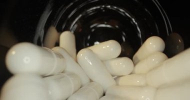 Şişedeki ilaç ya da ilaç hapları, makro lens içeriden çekiliyor.