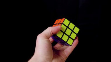 BUDAPEST, HUNGARY - CIRCA 2019: Rubiks küp mantık oyunu insan eliyle çözülmüş durumda