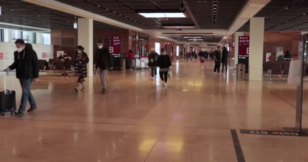 ベルリン ドイツ Circa 2021 ベルリンブランデンブルク国際空港のターミナルビルの内部 廊下を通過する乗客 — ストック動画