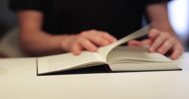 Открытая Книга Столе Человека Читающего Переворачивающего Страницы Изучения — стоковое видео