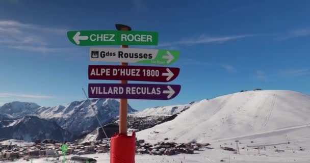 Σκι Κλίση Στις Γαλλικές Άλπεις Πινακίδα Κατεύθυνση Για Διαφορετικές Πίστες — Αρχείο Βίντεο