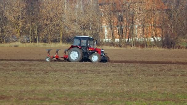 Tiszafured Hongarije Circa 2022 Tractor Die Landbouwgrond Ploegt Met Schijfploeg — Stockvideo