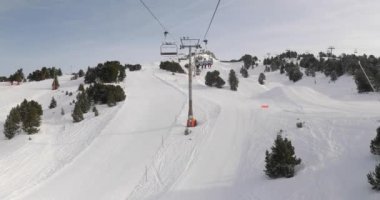 Chamrousse 'daki Alplerde kayak asansörü kullanmak