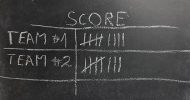 Bir testte rakip gruplar için tebeşirle sayma çizelgesi çiziliyor, puan işaretlemesi yapılıyor