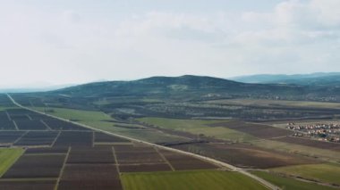 Kırsal alanlar tarımsal alanlar ve ana karayolu trafiği insansız hava aracı görüntüsü