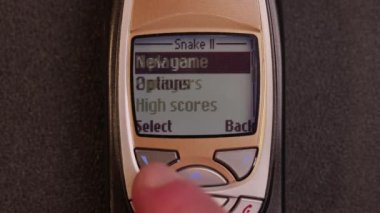 Budapeşte, Macaristan - 2022 Yılan II adlı klasik oyun 2000 'lerin başından kalma ikonik bir cihaz olan Nokia 6310i cep telefonuyla oynanıyor