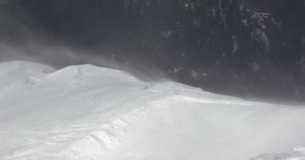 Снег Дует Сильный Ветер Метель Высокие Горы Зимой Над Хребтом — стоковое видео