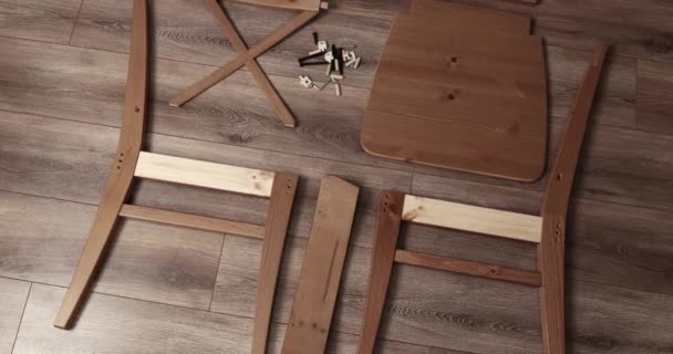 木製の椅子を組み立てる準備ができて パーツはアンボクシングの後にレイアウト — ストック動画