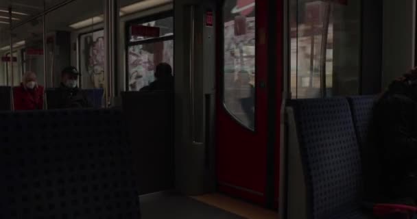 ベルリン ドイツ Circa 2021 暗い地下道を通過する地下鉄の列車 Fpsからのスローモーション — ストック動画