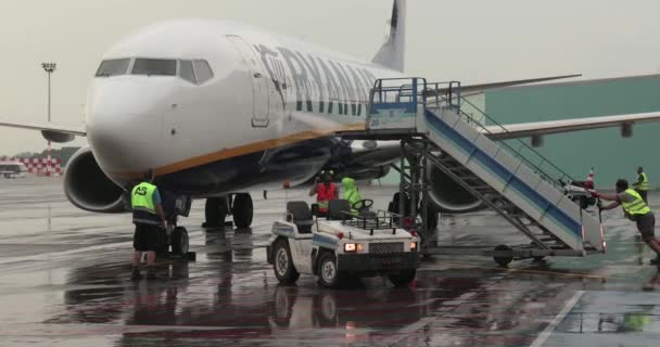 ブダペスト ハンガリー Circa 2021 空港に到着したRyanair航空機 地上処理は出口に階段を取り付けることから始まります — ストック動画