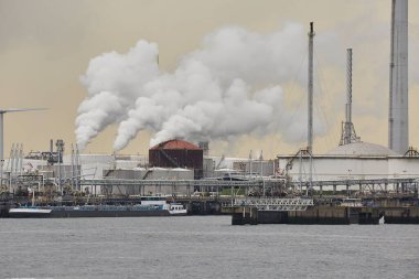 Duman ve buhar yayan sanayi limanı petrol terminali ve enerji santralleri, ham depolama siloları