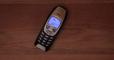 Budapeşte, Macaristan - 2021 dolayları: Klasik Nokia 6310i cep telefonu, annesi Nokia 'nın ses tonuyla arıyor. Numara şu anda servis dışı.