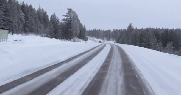 フィンランドの稲荷 Circa 2022 フィンランドのラップランドの雪の多い冬の道路を運転する — ストック動画