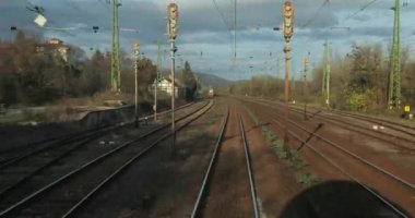 Tren yolculuğu bakış açısı son vagonun arkasından, tren yolculuğu, 4k 60 fps görüntü.