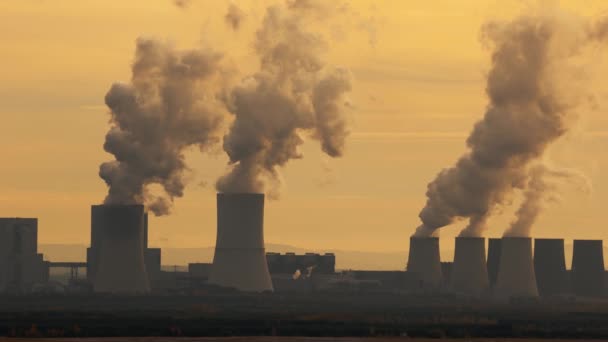 石炭火力発電所冷却塔 ドイツのBoxberg発電所 夕暮れ時の映画色 — ストック動画