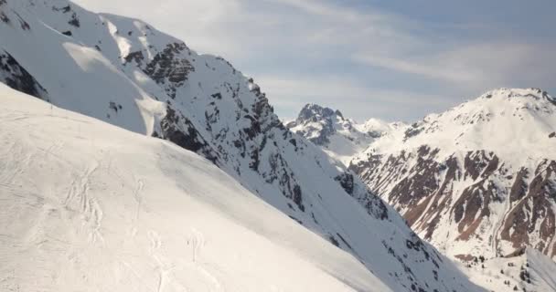 Сніжні Зимові Високі Гірські Краєвиди Альпах Здіймаються Гірськолижного Ліфта Les — стокове відео
