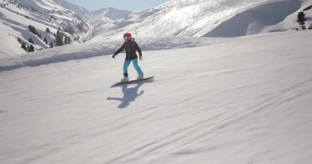 アルプスの高速スノーボード ジンバルとフルフレームカメラで撮影した角度に続く 雪の山 — ストック動画