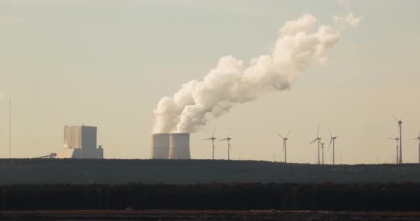 Охлаждающие Башни Электростанции Испускают Пар Угольная Электростанция Schwarzpumpe Германия Ветряные — стоковое видео