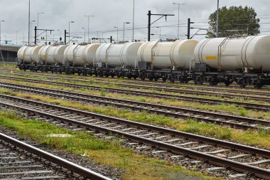 Rotterdam sanayi bölgesindeki demiryolunda yük vagonları var.
