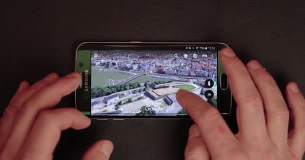 ブダペスト ハンガリー Circa 2021 ブダペストの観光スポット ゲレルト リベティ ブリッジを探索するためのGoogle Earth 3D航空ビュースマートフォンアプリを見る旅行の計画 — ストック動画
