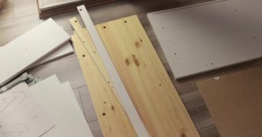 Budapeşte, Macaristan - 2021 civarı: Ikea mobilya dolabı monte edilmeye hazır, parçalar boks açıldıktan sonra serildi