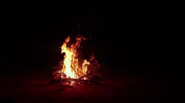 Gece yanan kamp ateşi, ormanda vahşi kamp