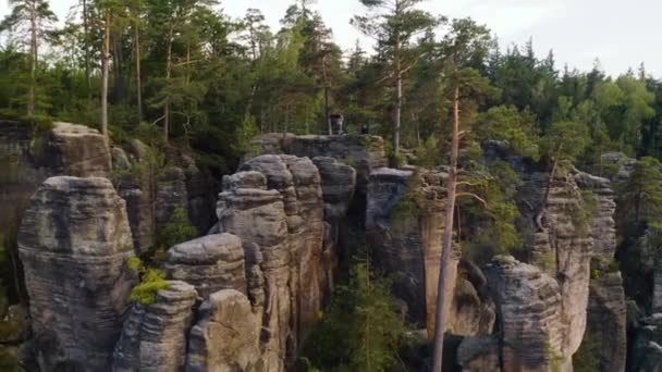 捷克山地景观中Prachov岩石空中无人侦察机的悬崖 — 图库视频影像
