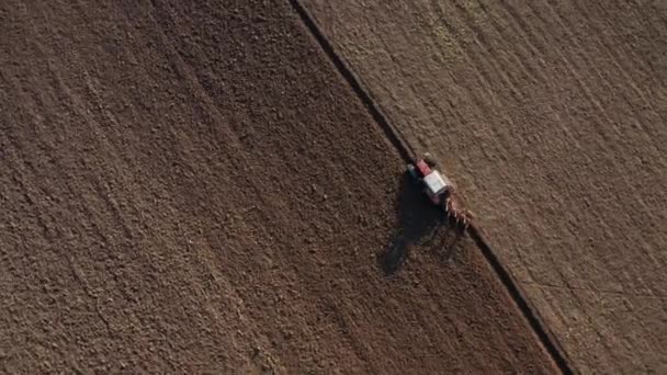 Tractor Ploegen Landbouwvelden Antenne Drone View — Stockvideo