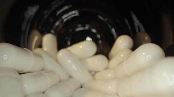 Medicina Pílulas Drogas Uma Garrafa Lente Macro Sonda Puxando Para — Vídeo de Stock