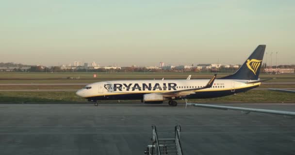 德国柏林 约2022年 Ryanair波音737飞机在到达柏林布兰登堡机场时停飞 黎明时分 — 图库视频影像