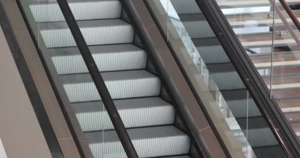 在车站行驶的空自动扶梯 — 图库视频影像