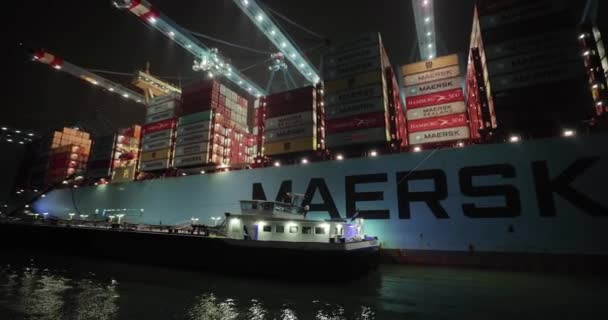 Rotterdam Κατω Χωρεσ Circa 2023 Εμπορευματοκιβώτια Φορτωμένα Ένα Τεράστιο Φορτηγό — Αρχείο Βίντεο