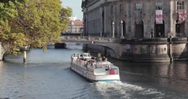 Berlin, Almanya - 2022 civarı: Berlin şehir merkezinde Spree Nehri üzerinde turistik gezi teknesi