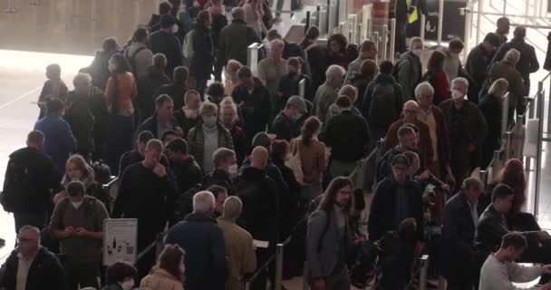 德国柏林 约2022年 柏林勃兰登堡国际机场排队办理登机手续的人 繁忙的一天 拥挤的候机大厅里挤满了飞机 — 图库视频影像