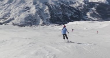 Alplerde kayak yapmak, kamerayla çekim yapmak, kış sporları.