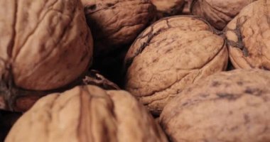 Cevizleri yakın çekim kaydırma merceği ile sepette fındık yığını arasında