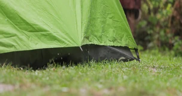 雨の中キャンプでぬれたテント — ストック動画