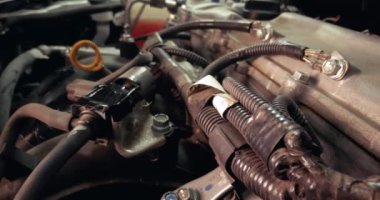 Motor bölmesinin içinde makro mercekli bir araba motorunun detayları