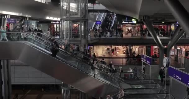 Berlin Tyskland Cirka 2022 Rulltrappor Vid Centralstationen Berlin Hauptbahnhof Många — Stockvideo