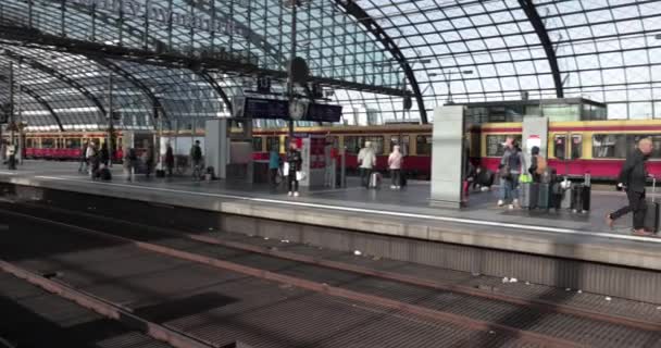 ベルリン ドイツ Circa 2022 ベルリン ハウプトフフの主要中央駅に到着し 乗客はプラットフォームを待っています 市の公共交通機関 — ストック動画