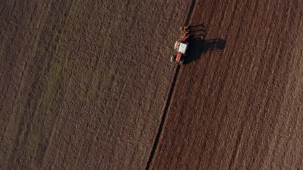 Tractor Ploegen Landbouwvelden Antenne Drone Weergave Van Voedselproductie — Stockvideo
