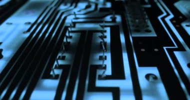 Elektronik bilgisayar eğrisi, mavi ışıkta parlayan baskılı devre kartı, teknoloji ayrıntıları.