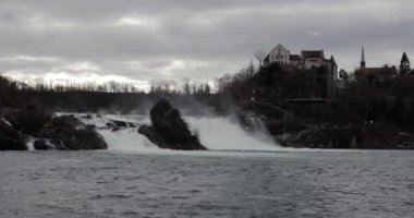 İsviçre 'deki Ren Şelalesi' nde şelale, Avrupa 'daki en yüksek akış oranı