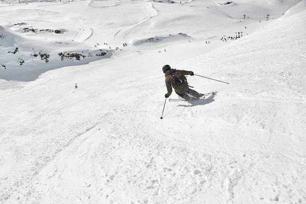 Лыжник Быстро Скользит Снежному Склону — стоковое фото