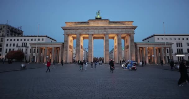 Berlín Alemania Circa 2022 Caminando Por Puerta Brandeburgo Hito Histórico — Vídeos de Stock
